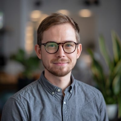 Homme en chemise grise avec lunettes