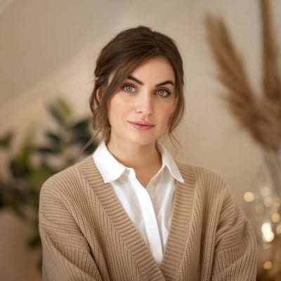 Femme élégante en cardigan beige