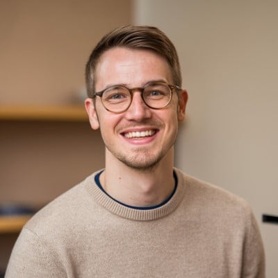 Homme souriant avec lunettes